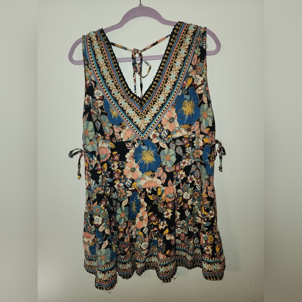 Angie Floral V-Neck Sleeveless Blouse - Black and Blue - Picture 4 of 5